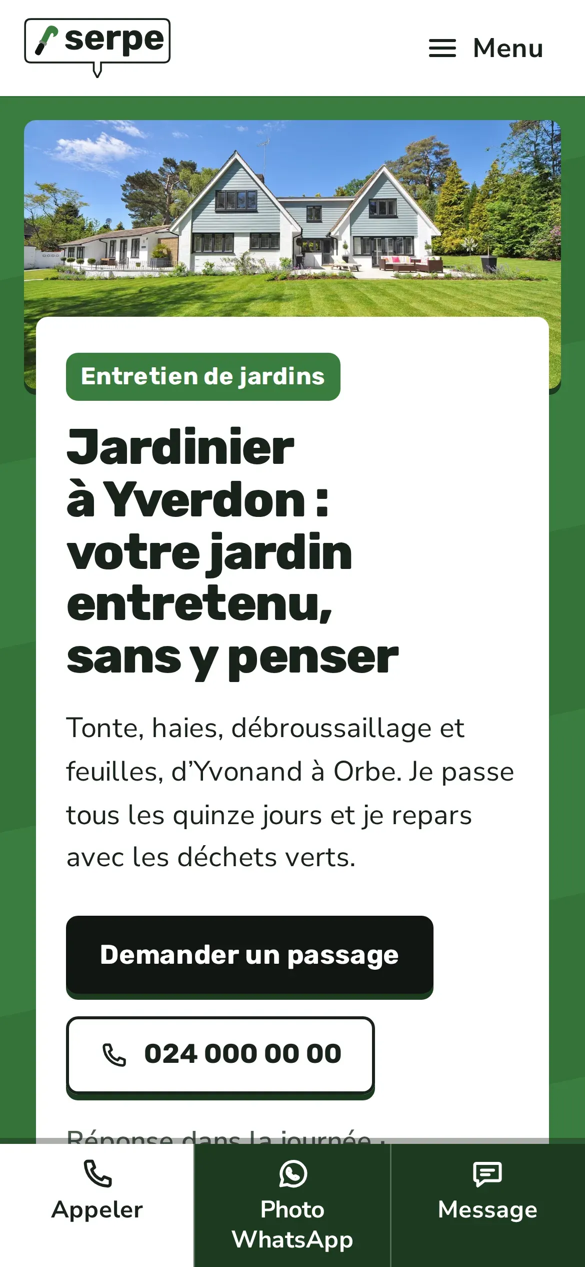 Accueil du site Serpe sur téléphone, la photo de la villa et de sa pelouse en bandes, une carte blanche qui la chevauche avec le titre, la phrase, le bouton noir « Demander un passage » et le bouton avec le numéro, et la barre Appeler, Photo WhatsApp, Message en bas de l’écran