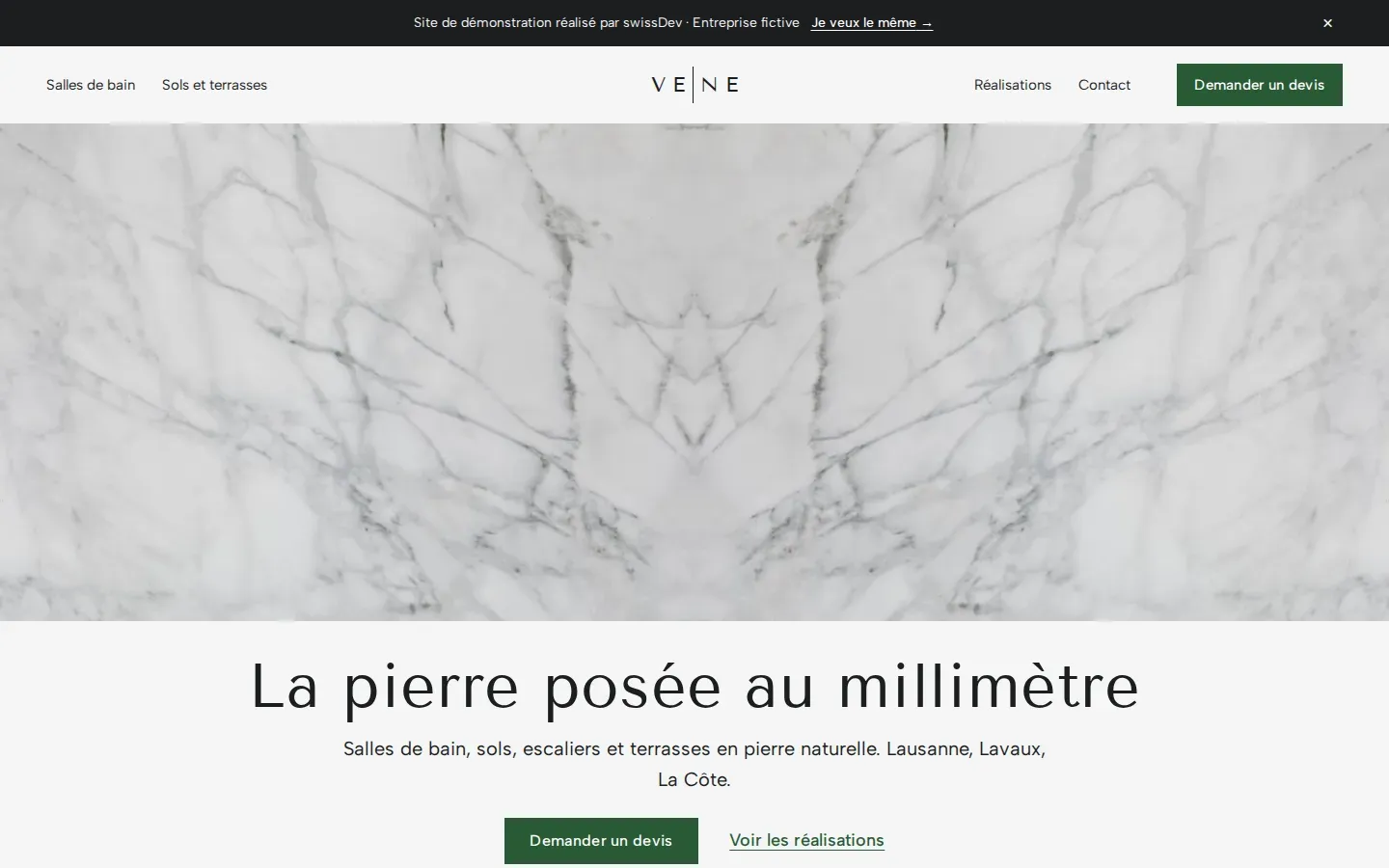 Le héros du site Veine avant l’ouverture, deux moitiés d’une même dalle de marbre blanc posées en miroir, la veine grise symétrique de part et d’autre de l’axe central