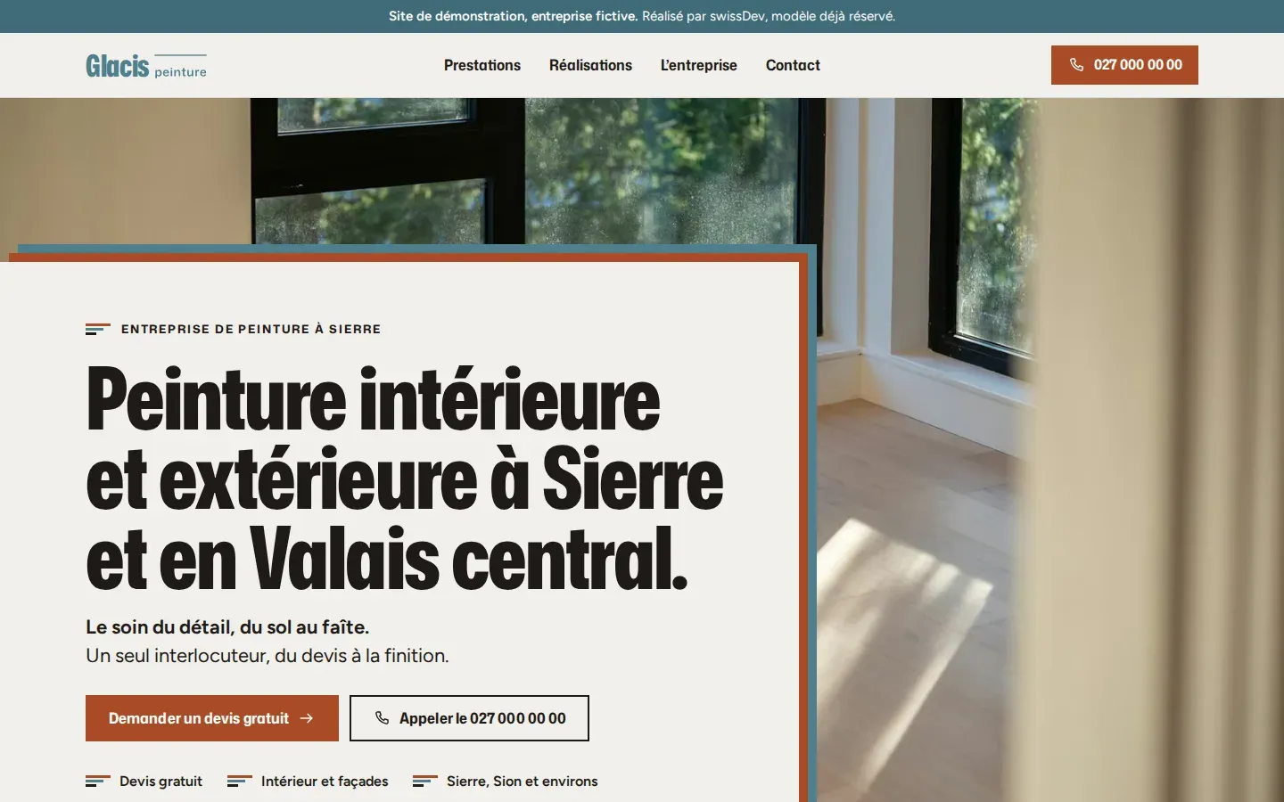 Page d’accueil du site de démonstration Glacis peinture, un grand titre noir sur un panneau blanc plâtre bordé de terre cuite, devant la photo d’une pièce lumineuse