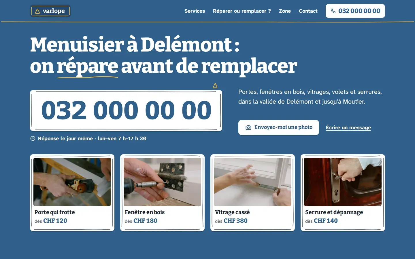 Page d’accueil du site de démonstration Varlope sur fond bleu de travail, le titre « Menuisier à Delémont, on répare avant de remplacer », le mot « répare » souligné au crayon, le numéro de téléphone en très grand dans une étiquette blanche au contour tracé au crayon, surmontée d’un petit triangle jaune, et quatre cartes blanches avec photo et prix « dès »