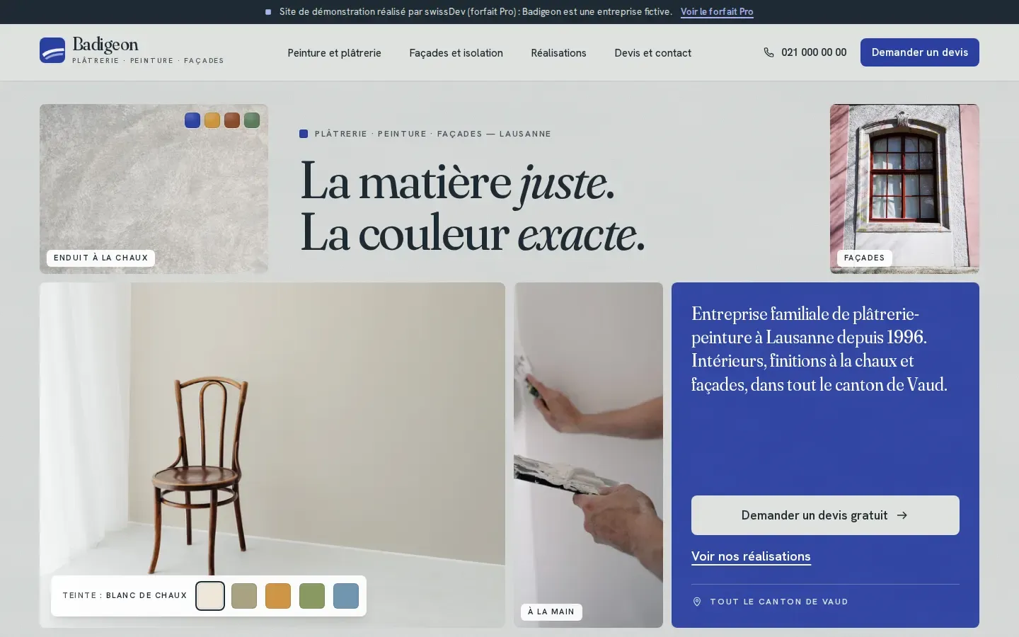 Page d’accueil du site de démonstration Badigeon, une mosaïque de photos de chantier sur fond gris enduit, avec le titre et un encadré bleu outremer