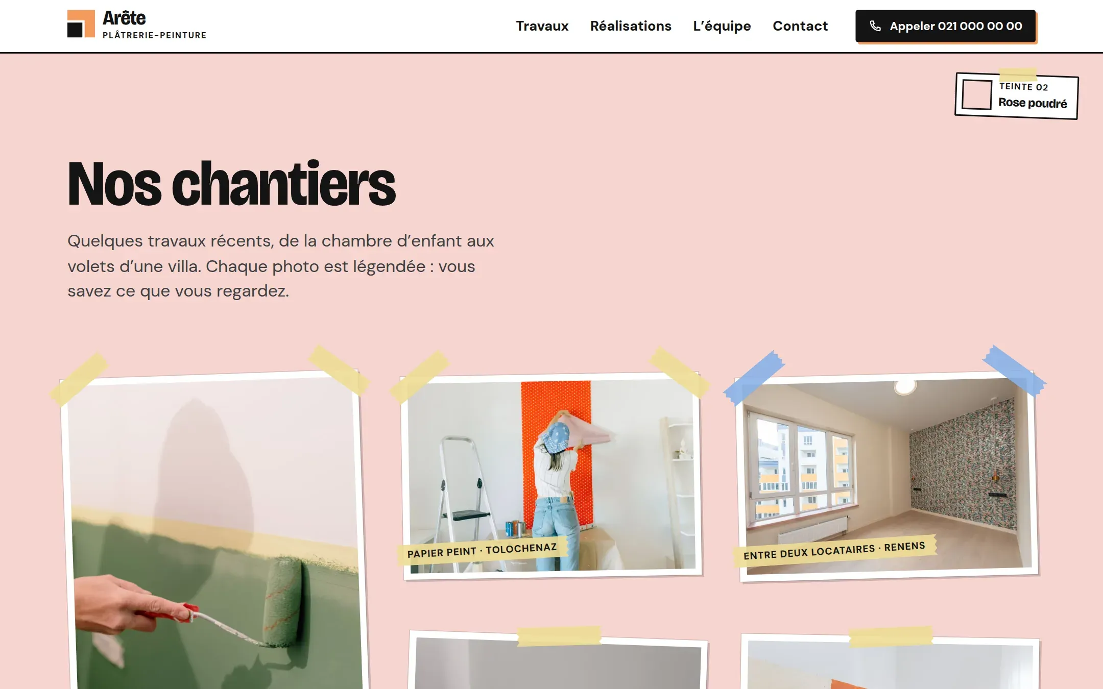 Section « Nos chantiers » du site Arête, des photos de chantiers légendées collées au mur avec du ruban de masquage, sur une bande rose poudré
