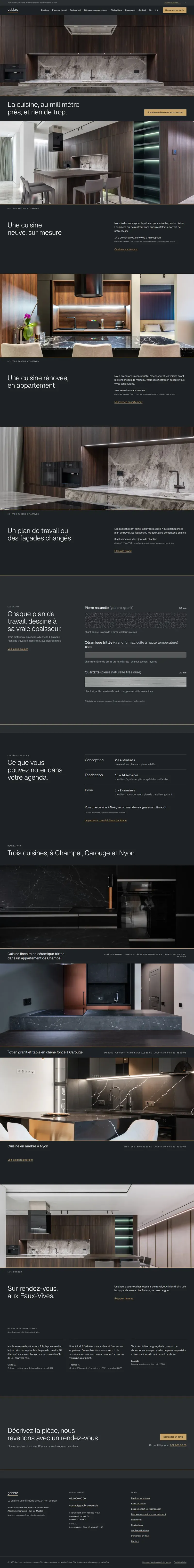Page d’accueil de Gabbro, une cuisine sombre en plein écran posée sur une bande gris-noir à arête de laiton qui porte le titre et le bouton du showroom
