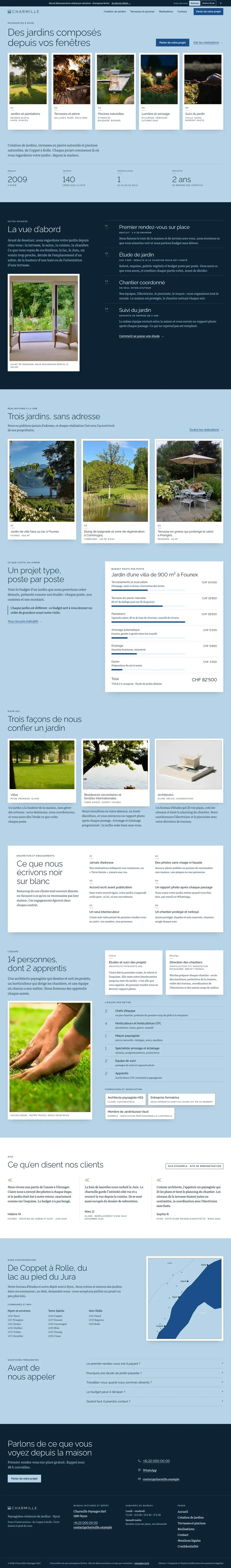 Page d’accueil du site de démonstration Charmille sur fond bleu lac clair, le surtitre « Paysagistes à Nyon », le titre fin « Des jardins composés depuis vos fenêtres », le bouton à droite et, dessous, une rangée de cinq grandes photos verticales de jardins dans des passe-partout blancs, chacune avec son cartel numéroté
