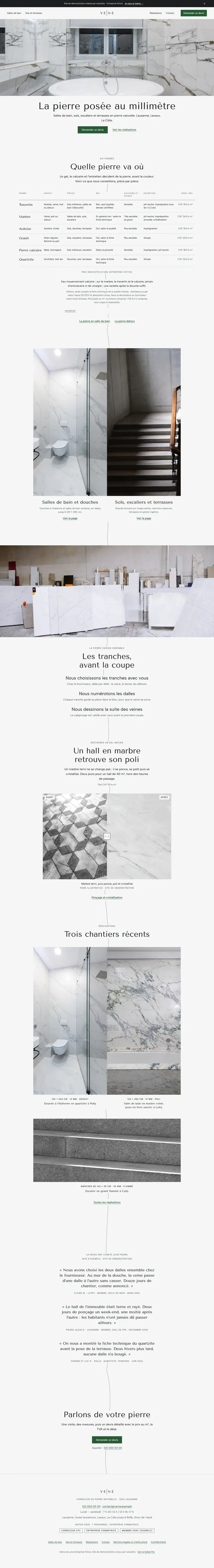 Page d’accueil du site de démonstration Veine, une salle de bain en marbre blanc veiné de gris et d’or avec une baignoire îlot sous une fenêtre centrée, le titre « La pierre posée au millimètre » centré dessous et un bouton vert bouteille